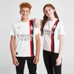 seconda maglia Milan 2023/24 indossata da ragazzini
