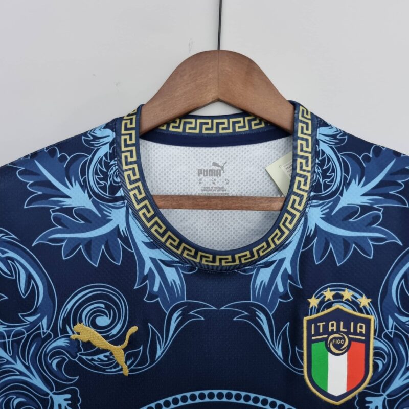 Dettaglio colletto Maglia Italia Versace Blu