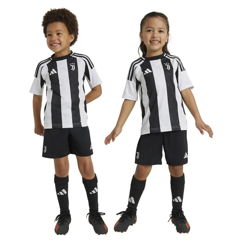 bambini con il nuovo completino Juventus 2024/25 Bambino Home