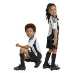 Bambini che sfoggiano il nuovo completino della Juve 2024/25 Home Adidas per bambini