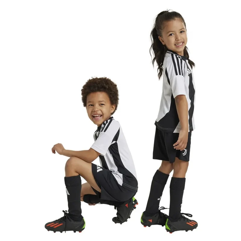 Bambini che sfoggiano il nuovo completino della Juve 2024/25 Home Adidas per bambini
