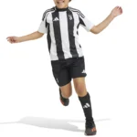 bambino che gioca con il completino Juventus 2024/25 Bambino Home