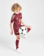 bambino con indosso il Completino As Roma bambino 2024/25 home Adidas