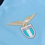 dettaglio logo SS Lazio del Completino Lazio bambino 2024/25 home Mizuno