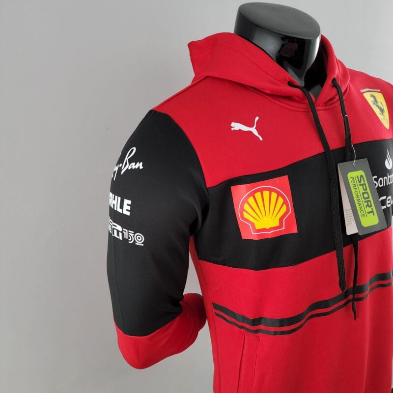 dettaglio laterale della Felpa Ferrari 2022 Puma F1