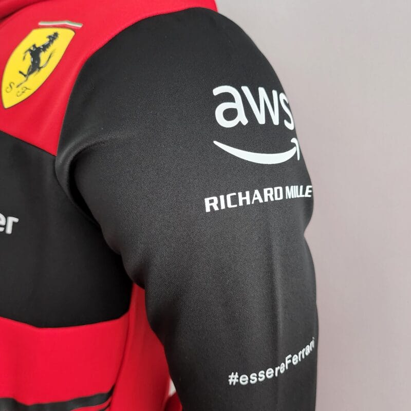 dettagli sponsor sulla spalla della Felpa Ferrari 2022 Puma F1