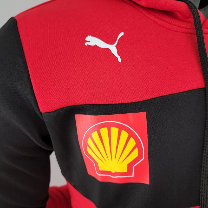dettaglio logo Puma della Felpa Ferrari 2022 Puma F1