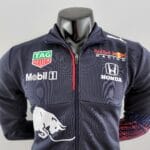 dettaglio petto Felpa Red Bull Racing F1 2022 Puma con cappuccio