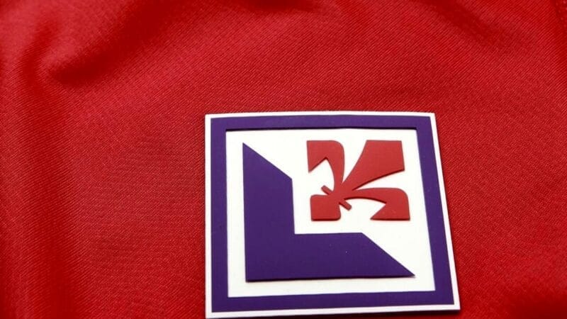 terza maglia Fiorentina 2024 25 Kappa dettaglio logo Fiorentina calcio