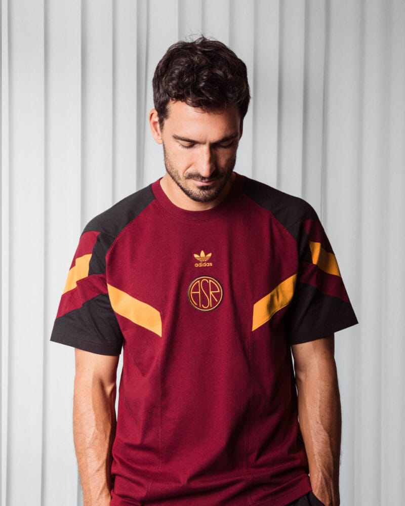 Maglia AS Roma Originals Adidas indossata da ragazzo