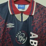 dettaglio del colletto della maglia Ajax 94/95 away Umbro