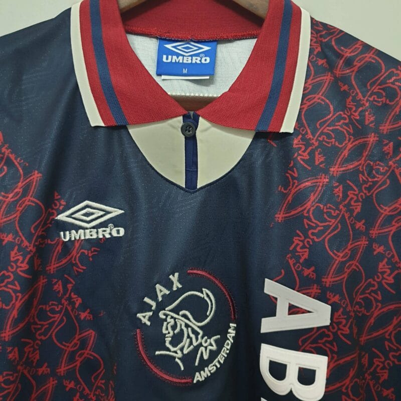 dettaglio del colletto della maglia Ajax 94/95 away Umbro