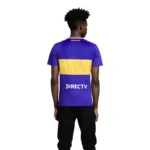 Maglia Boca Juniors 2024-25 Adidas Xeneize modello maglia Boca Juniors 2024/25 home Adidas indossata da modello dettaglio posteriore