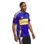 Maglia Boca Juniors 2024-25 Adidas Xeneize modello 2 maglia Boca Juniors 2024/25 home Adidas indossata da modello