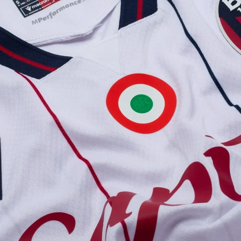 Maglia Bologna away 2025/26 dettaglio coccarda
