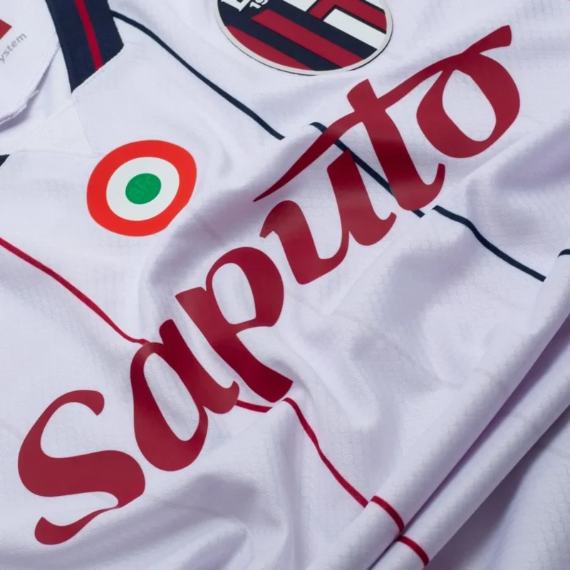 Maglia Bologna away 2025/26 dettaglio sponsor Saputo