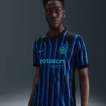 Maglia Inter 2025/26 Home indossata da modello