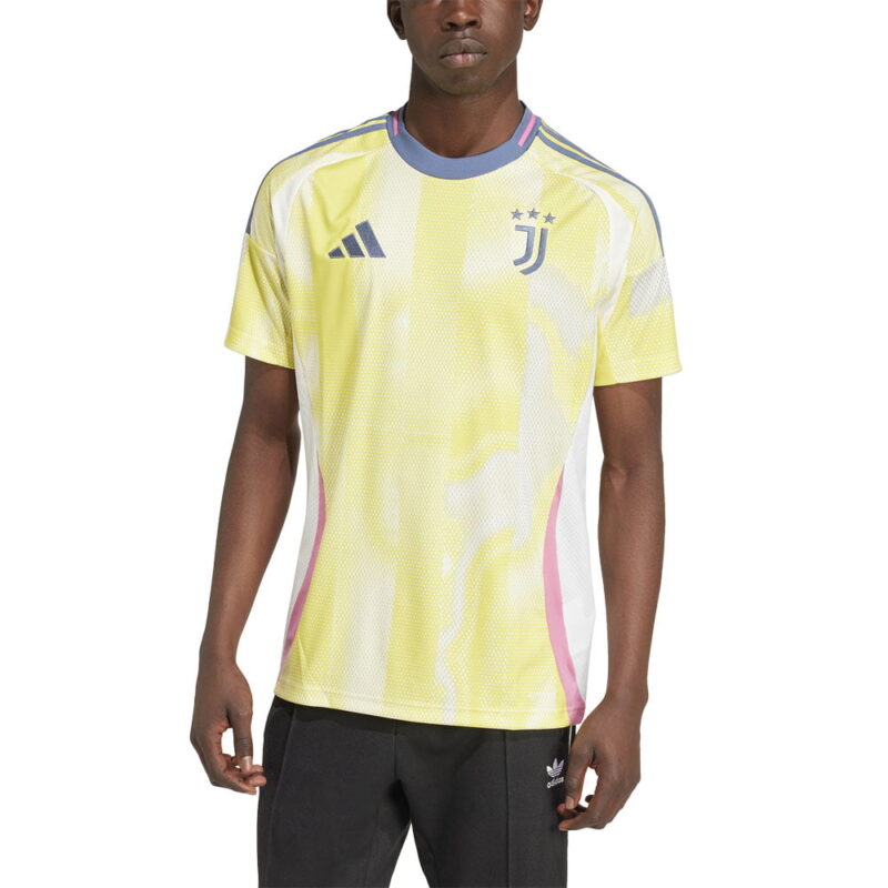 Seconda Maglia Juventus 2024 2025 indossata da modello dettaglio frontale