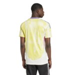 Maglia Juventus Trasferta 2024/2025 indossata da modello dettaglio posteriore