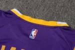 Maglia Los Angeles Lakers LeBron James NBA viola dettaglio logo NBA