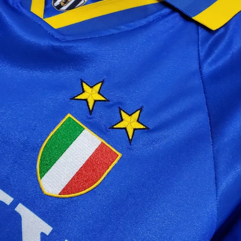 dettaglio scudetto della maglia Juventus 1996 blu away vintage finale Champions League