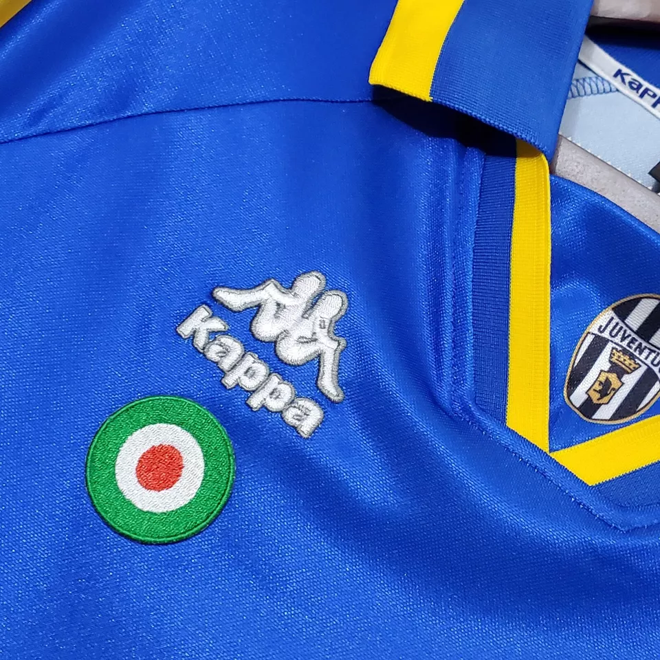 dettaglio brand Kappa e coccarda della maglia Juventus 1996 blu away vintage finale Champions League