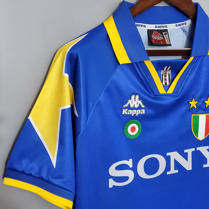 dettaglio laterale della maglia Juventus 1996 blu away vintage finale Champions League