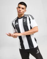 maglia Juventus 2024/25 Home indossata da modello