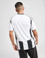 dettaglio posteriore della maglia Juventus 2024/25 Home indossata da modello