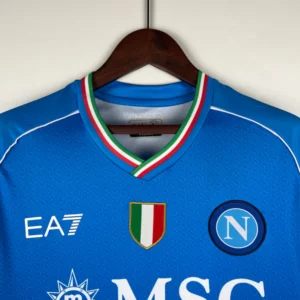 Maglia Napoli 23/24 home Ea7 scudetto dettaglio frontale scudetto