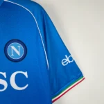 Maglia Napoli 23/24 home Ea7 dettaglio manica