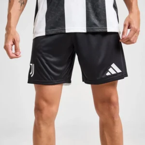 Pantaloncini Juventus 2024 25 Home Adidas dettaglio frontale indossata da modello
