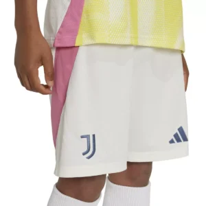 Pantaloncini Juventus Away 2024 25 bianchi Adidas indossati da modello
