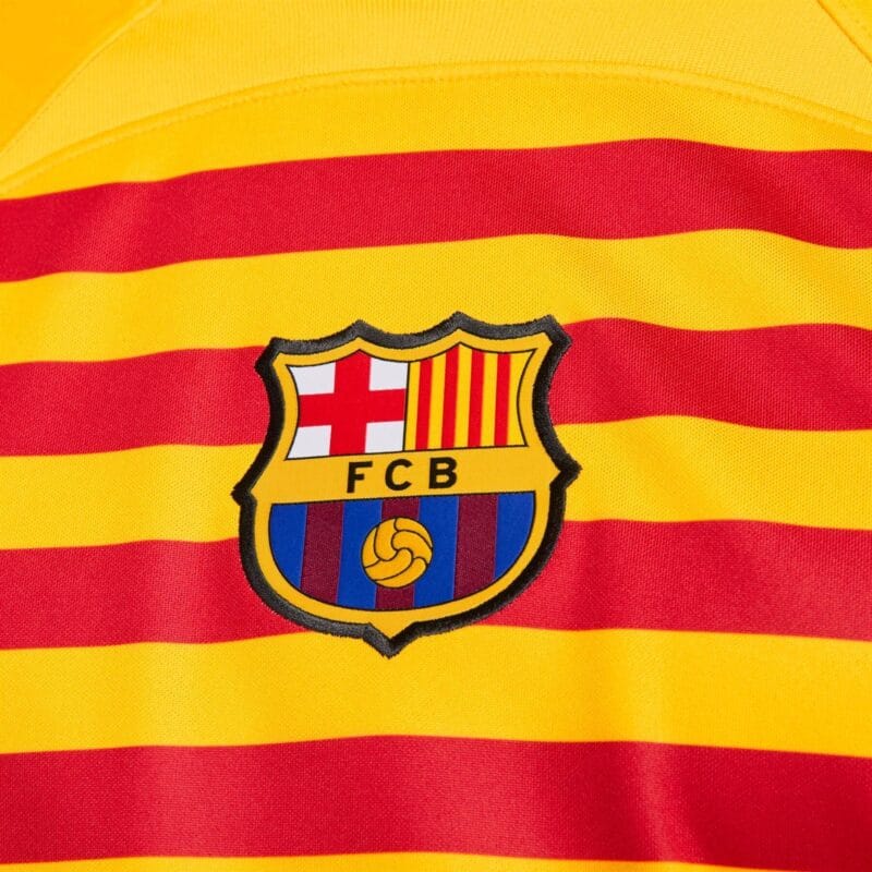 dettaglio del logo FCB Barcelona della Quarta maglia Barcellona 2022/23 Nike gialla