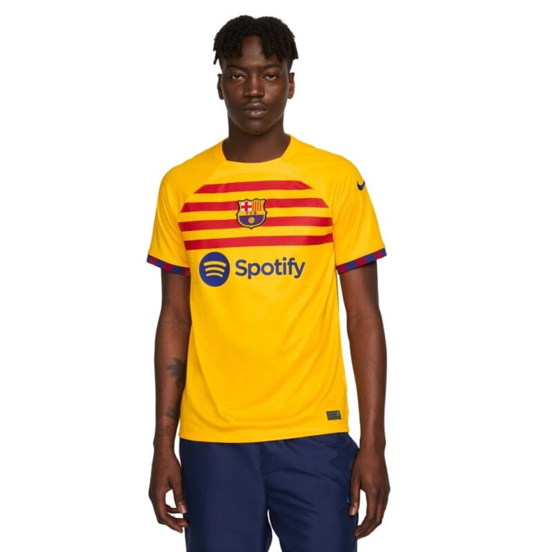 Quarta maglia Barcellona 2022/23 Nike gialla su modello