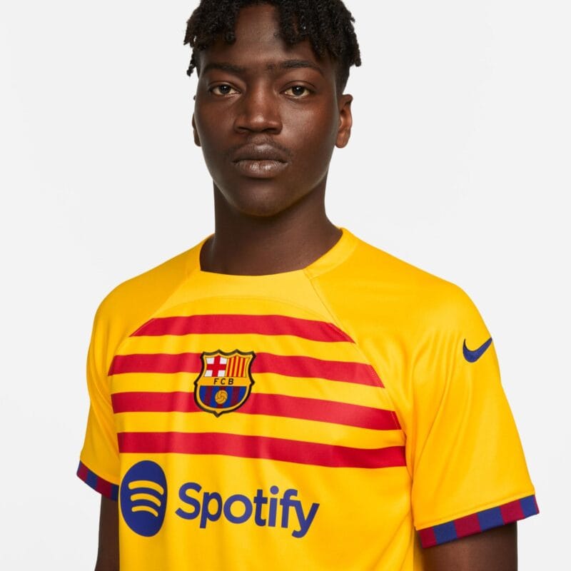 dettaglio della quarta maglia Barcellona 2022/23 Nike gialla su modello