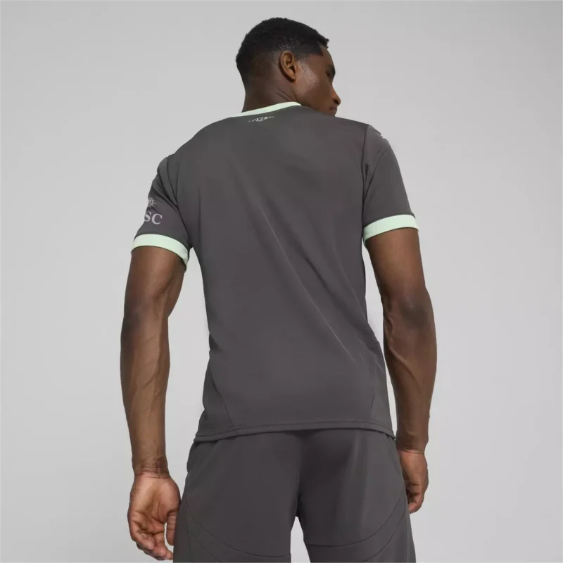 dettaglio posteriore della Terza maglia Milan 2024/25 indossata da un modello