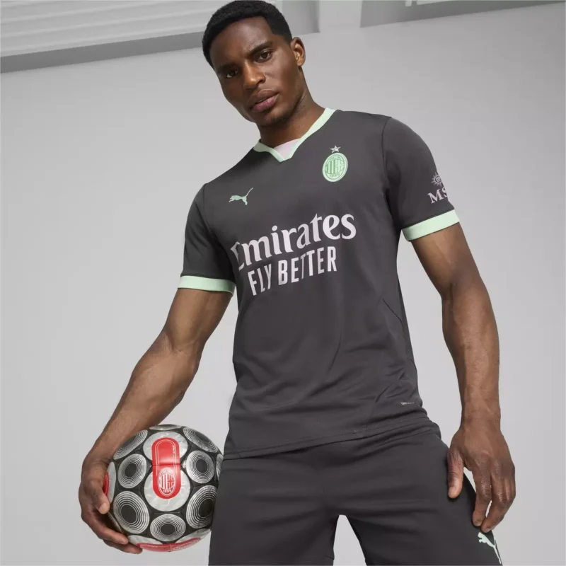calciatore con la nuova terza maglia del Milan 2024/25