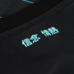 Terza_Maglia_Lazio_nera_2024-2025_Mizuno_SS_lazio_logo_2 Terza Maglia Lazio nera 2024/2025 Mizuno dettaglio scritta posteriore sul colletto