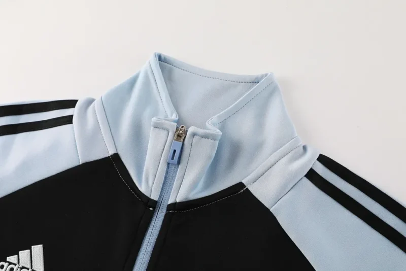 dettaglio colletto della Tuta Juventus 2024/25 Adidas