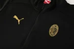 dettaglio petto con loghi Puma e Ac Milan