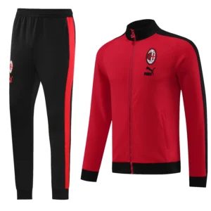 Tuta del Milan 2023/24 rossonera Puma Unisex con zip dettaglio logo Ac Milan e Puma sulla felpa dettaglio laterale