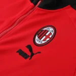 Tuta del Milan 2023/24 rossonera Puma Unisex con zip dettaglio logo Ac Milan e Puma sulla felpa