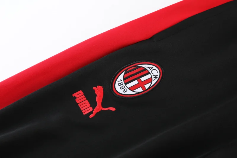 Tuta del Milan 2023/24 rossonera Puma Unisex con zip dettaglio logo Ac Milan e Puma sui pantaloni