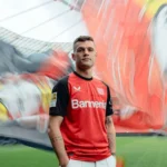 castore-maglia-casa-a-maniche-corte-bayer-leverkusen-2024-25-replica-5 maglia Bayer Leverkusen 2024-25 Home Castore indossata da modello