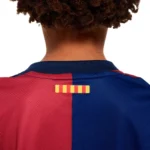 dettaglio posteriore colletto del completino barcellona bambino 2024/25