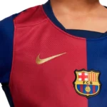 dettaglio del logo Nike e logo Barcellona del completino Barcellona bambino 2024/25