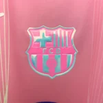 maglia Barcellona rosa 2025 26 dettaglio logo FCB