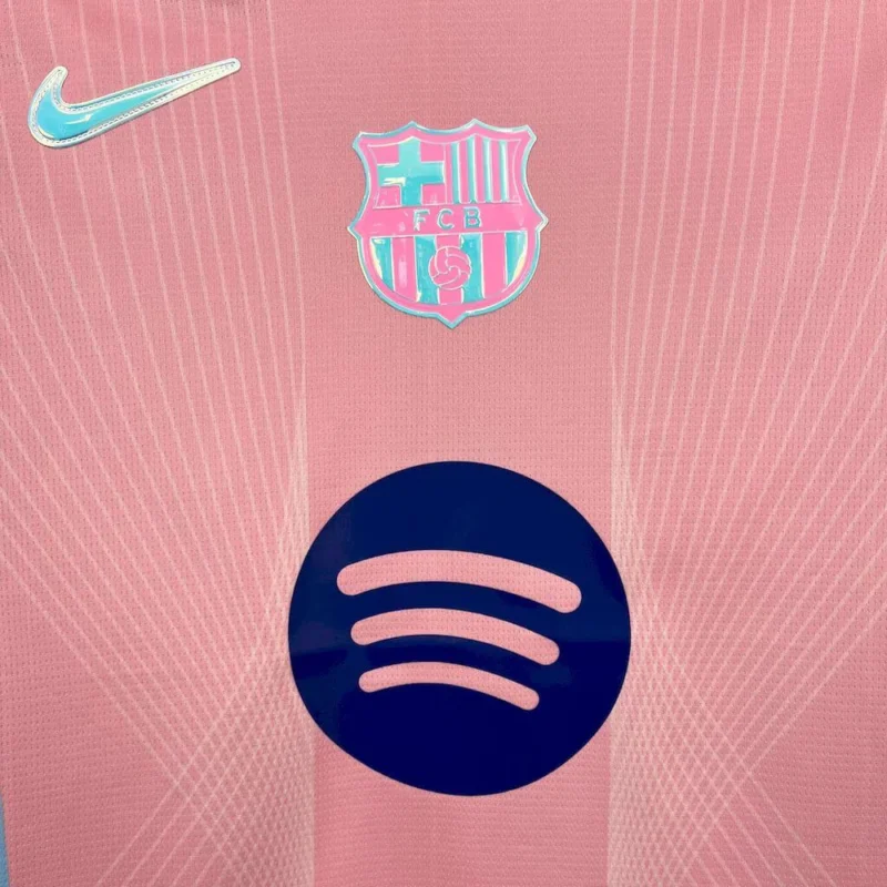 maglia Barcellona rosa 2025 26 dettaglio logo FCB sponsor Spotify