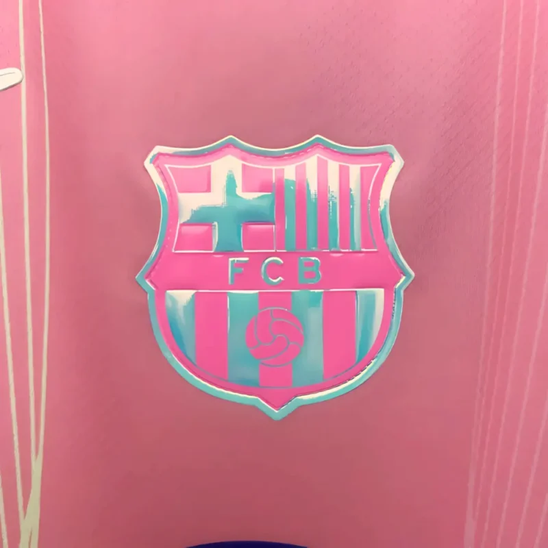 maglia Barcellona rosa 2025 26 dettaglio logo FCB